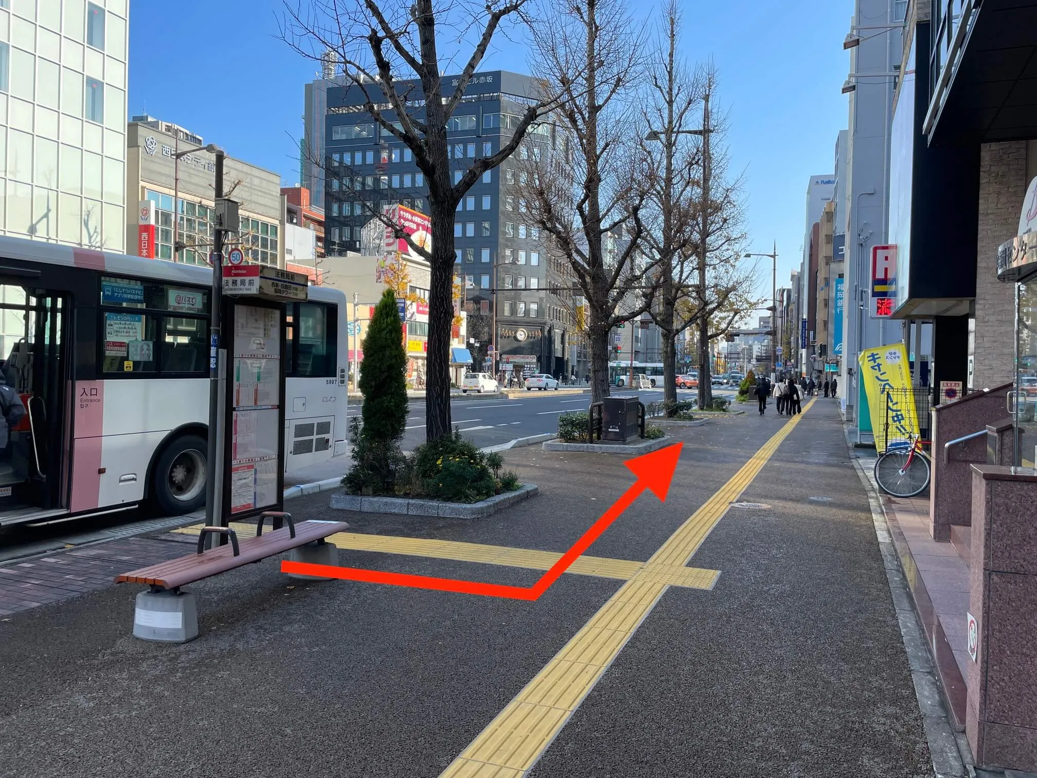 西鉄バス 法務局前（西新方面）バス停1